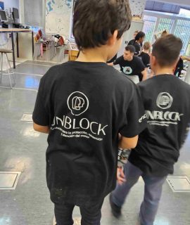 niños en clase Unblock