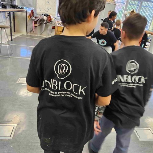 niños en clase Unblock